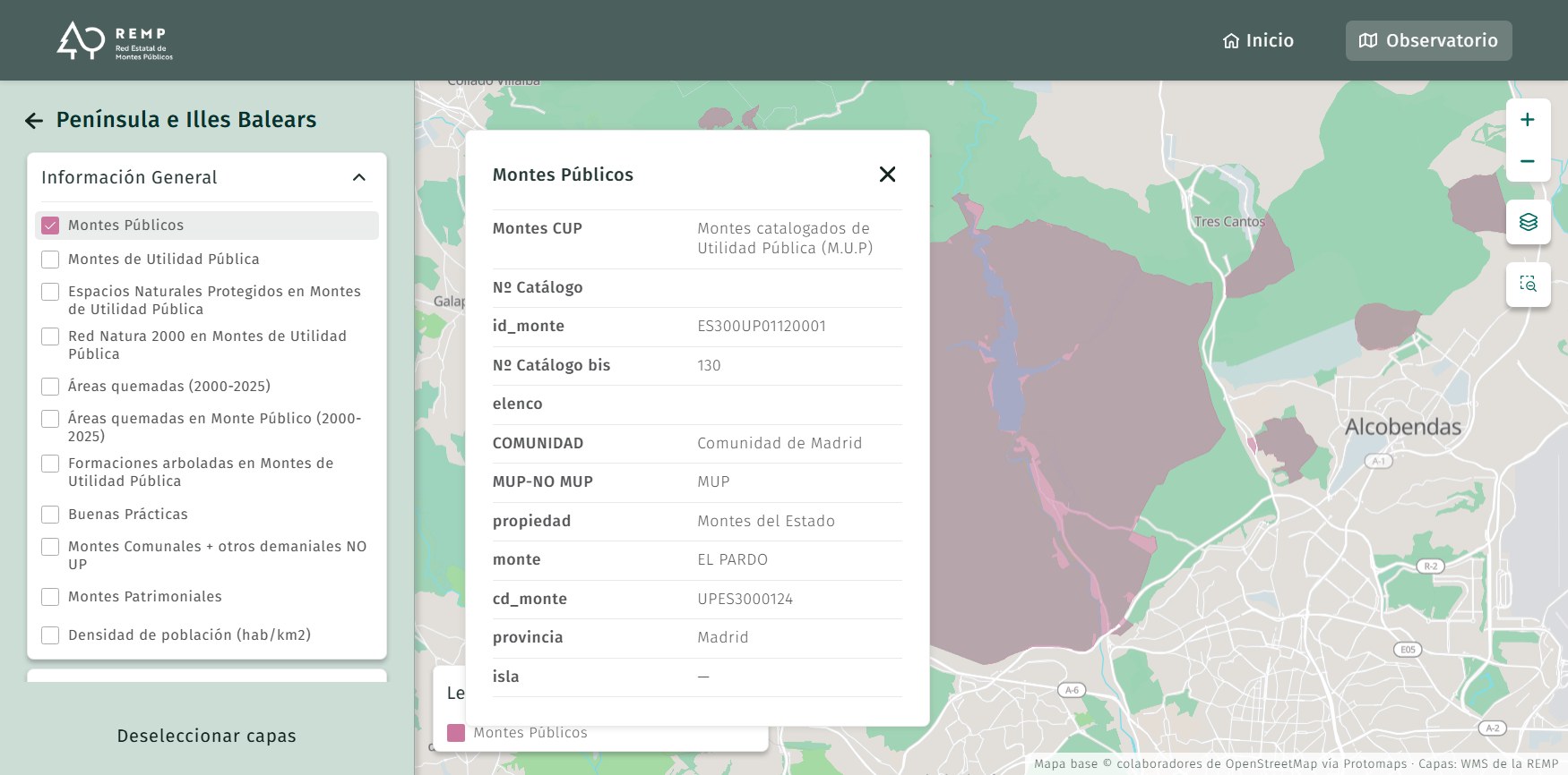 Un monte consultado: sobre el mapa, la ficha de «Montes Públicos» con sus atributos —monte EL PARDO, provincia Madrid, propiedad Montes del Estado, comunidad de Madrid—; detrás, el recinto pintado de rosa al norte de Madrid y la leyenda asomando abajo a la izquierda. En el panel, la fila de «Montes Públicos» queda resaltada sobre una banda gris.